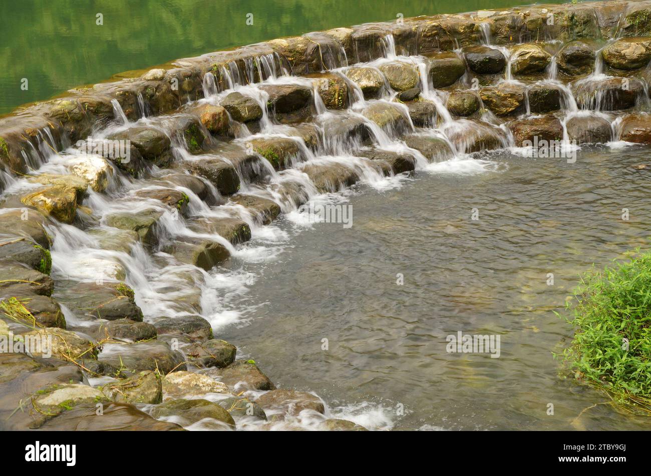 Steinwasserfall aus nächster Nähe Stockfoto