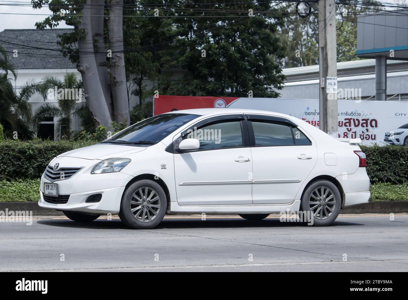 Chiangmai, Thailand - 8. September 2023: Private Limousine Toyota Vios. Auf der Straße Nr. 1001 8 km vom Chiangmai Business Area. Stockfoto