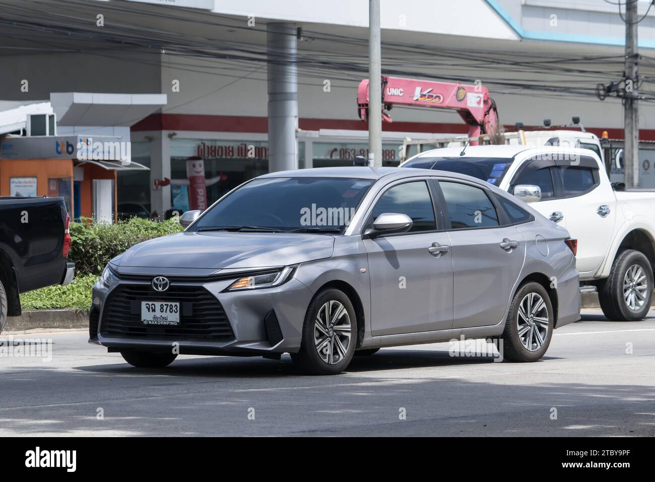 Chiangmai, Thailand - 8. September 2023: Private Limousine Toyota Yaris ATIV auf der Straße Nr. 1001 8 km vom Chiangmai Business Area. Stockfoto