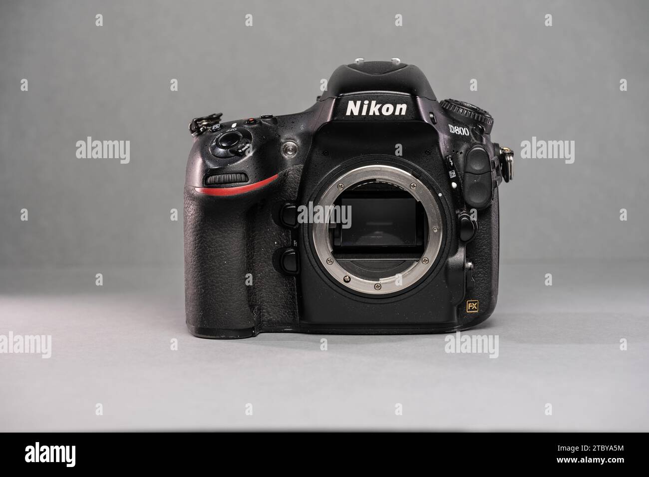 Göteborg, Schweden - 11. Oktober 2023: Vorderseite einer digitalen Spiegelreflexkamera Nikon D800 Stockfoto