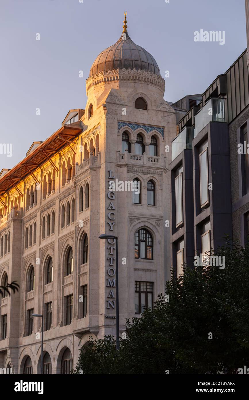 Istanbul, Türkei - 22. November 2021: Blick von den Straßen in Eminonu, generische Architektur auf der europäischen Seite von Istanbul. Äußere des alten Osmanischen H Stockfoto