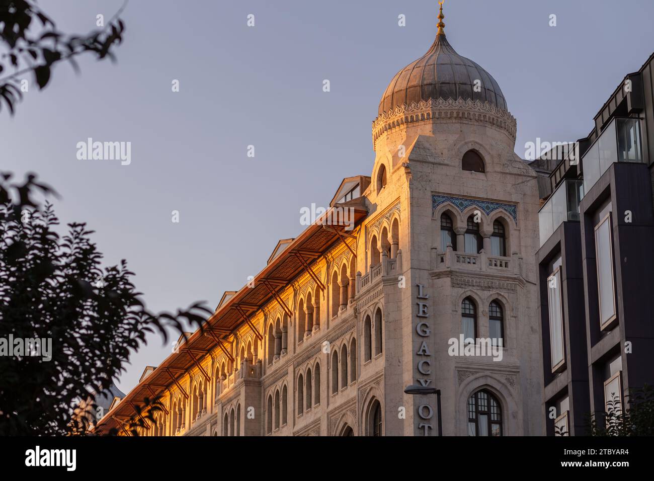 Istanbul, Türkei - 22. November 2021: Blick von den Straßen in Eminonu, generische Architektur auf der europäischen Seite von Istanbul. Äußere des alten Osmanischen H Stockfoto