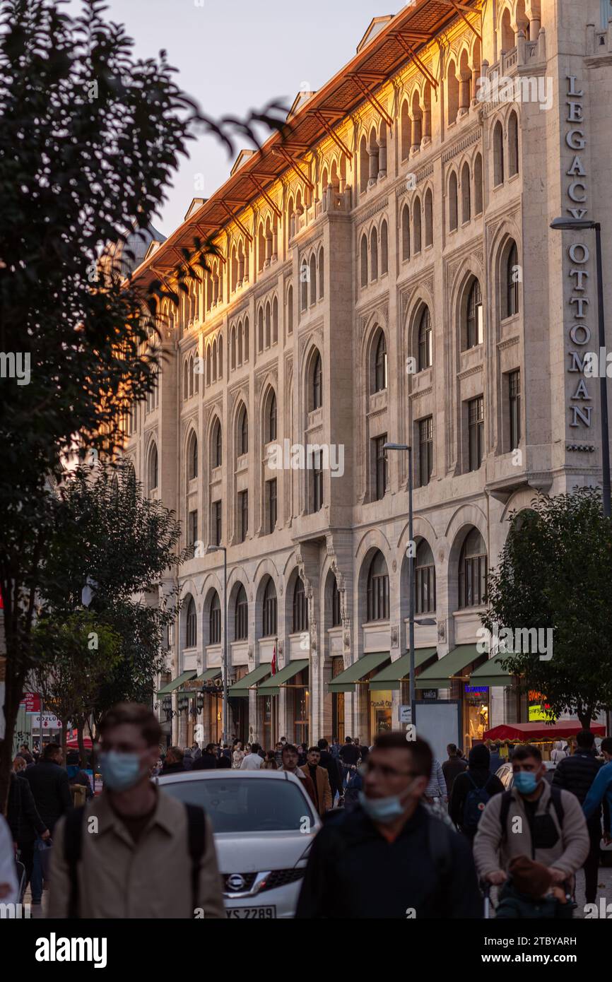 Istanbul, Türkei - 22. November 2021: Blick von den Straßen in Eminonu, generische Architektur auf der europäischen Seite von Istanbul. Äußere des alten Osmanischen H Stockfoto