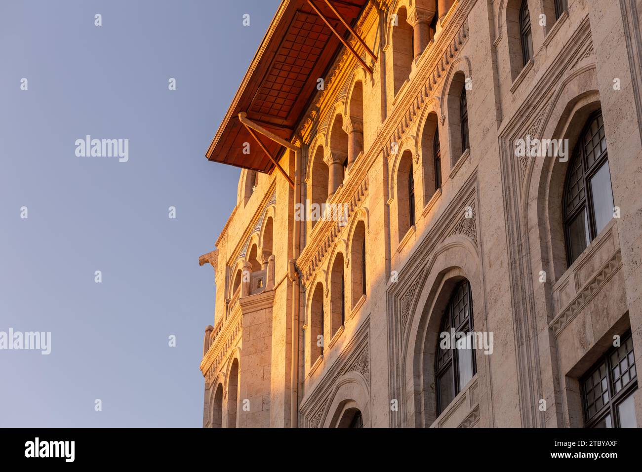 Istanbul, Türkei - 22. November 2021: Blick von den Straßen in Eminonu, generische Architektur auf der europäischen Seite von Istanbul. Äußere des alten Osmanischen H Stockfoto