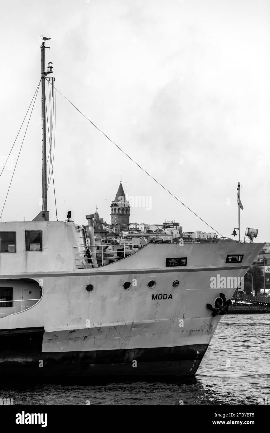 Istanbul, Turkiye - 22. November 2021: Fähren, die Passagiere von der asiatischen und der eurpischen Seite Istanbuls transportieren, Blick vom Goldenen Horn. Stockfoto