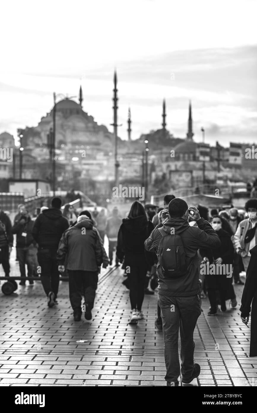 Istanbul, Türkei - 22. November 2021: Blick von den Straßen in Eminonu, generische Architektur auf der europäischen Seite von Istanbul. Die Suleymaniye-Moschee im Ba Stockfoto