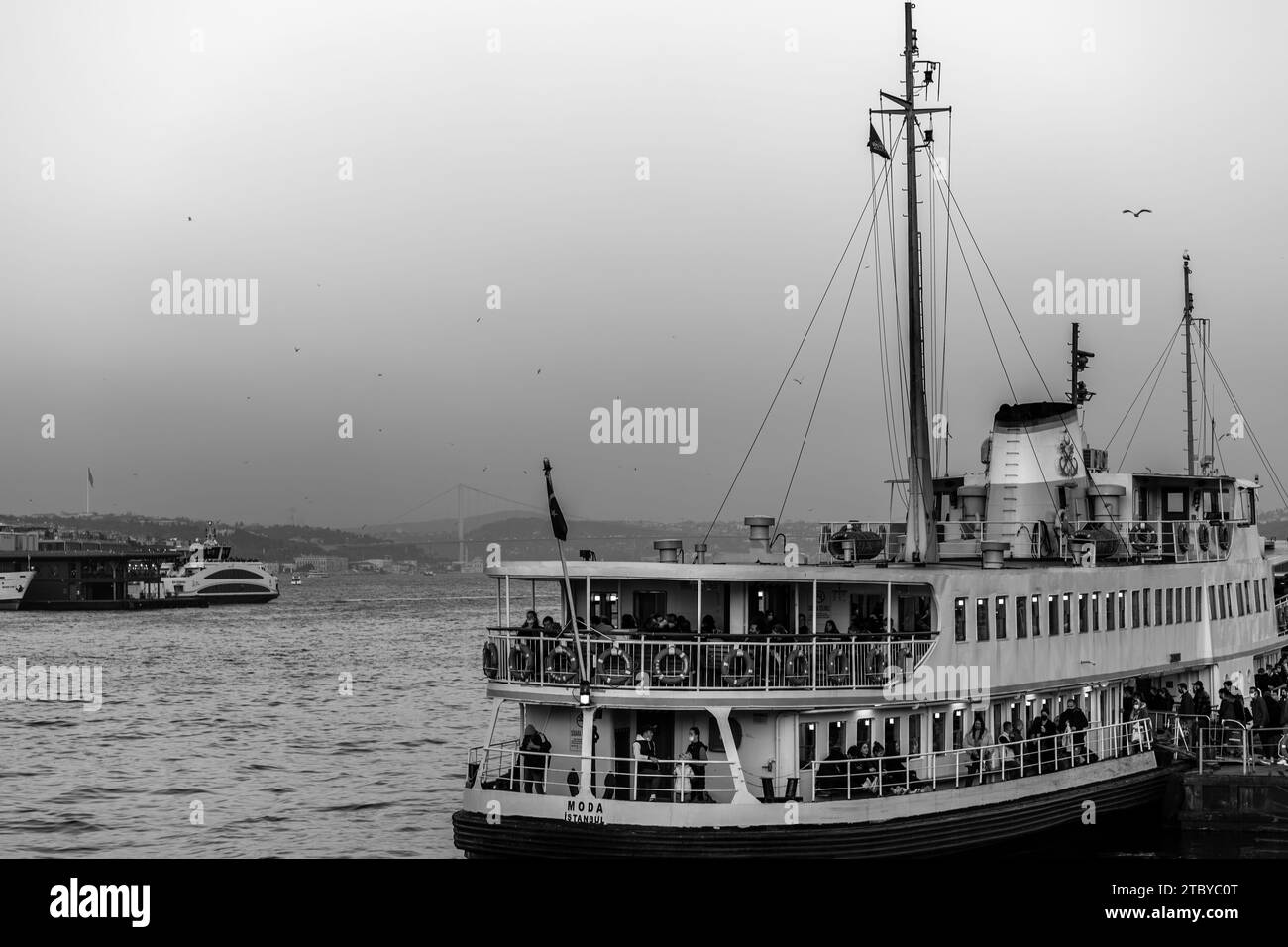 Istanbul, Turkiye - 22. November 2021: Fähren, die Passagiere von der asiatischen und der eurpischen Seite Istanbuls transportieren, Blick vom Goldenen Horn. Stockfoto