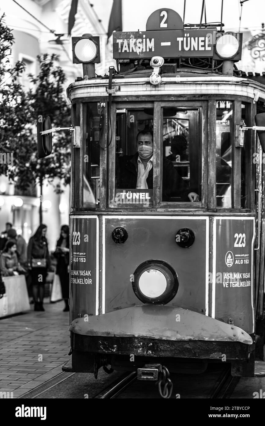 Istanbul, Türkei - 22. November 2021: Die nostalgische Straßenbahn und Leute, die in der Istiklal-Straße vorbeilaufen, einem der berühmtesten Touristenziele in Istanbul. Stockfoto