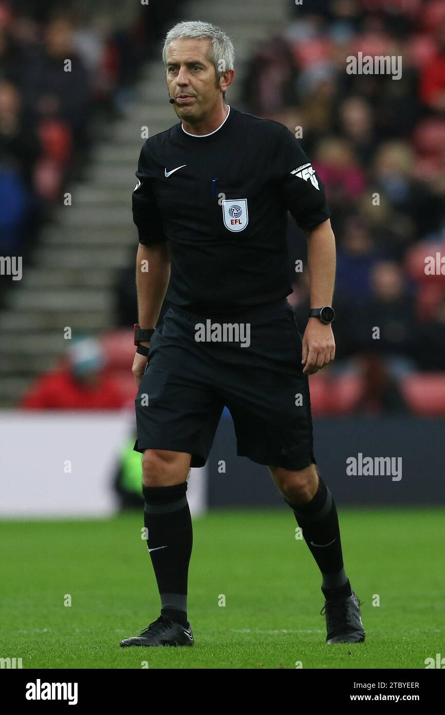 Sunderland, Großbritannien. Dezember 2023. Schiedsrichter Darren Bond während des Sky Bet Championship-Spiels zwischen Sunderland und West Bromwich Albion im Stadium of Light, Sunderland am Samstag, den 9. Dezember 2023. (Foto: Robert Smith | MI News) Credit: MI News & Sport /Alamy Live News Stockfoto