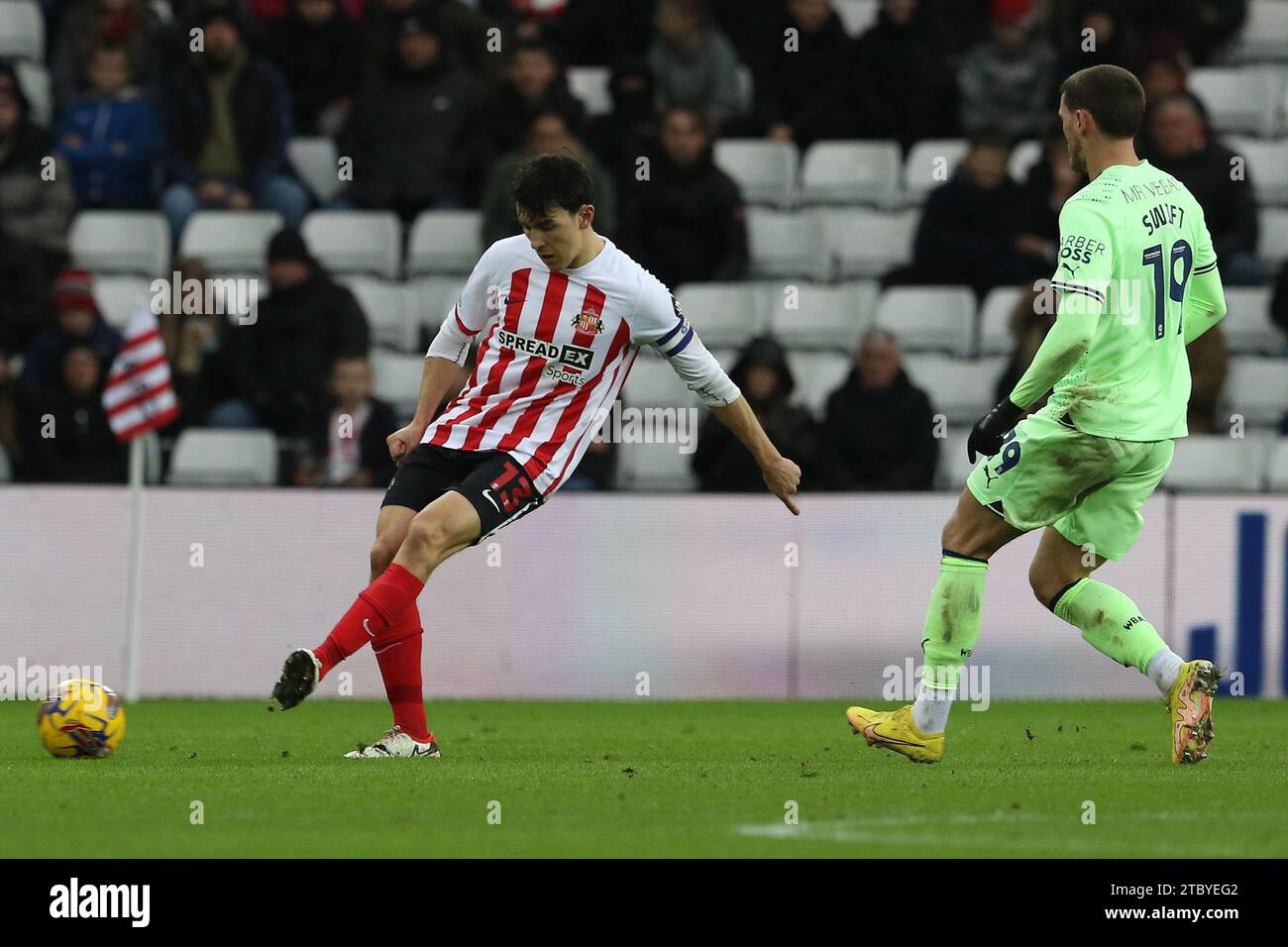 Sunderland, Großbritannien. Dezember 2023. Luke O'Nien aus Sunderland während des Sky Bet Championship Matches zwischen Sunderland und West Bromwich Albion im Stadium of Light, Sunderland am Samstag, den 9. Dezember 2023. (Foto: Robert Smith | MI News) Credit: MI News & Sport /Alamy Live News Stockfoto