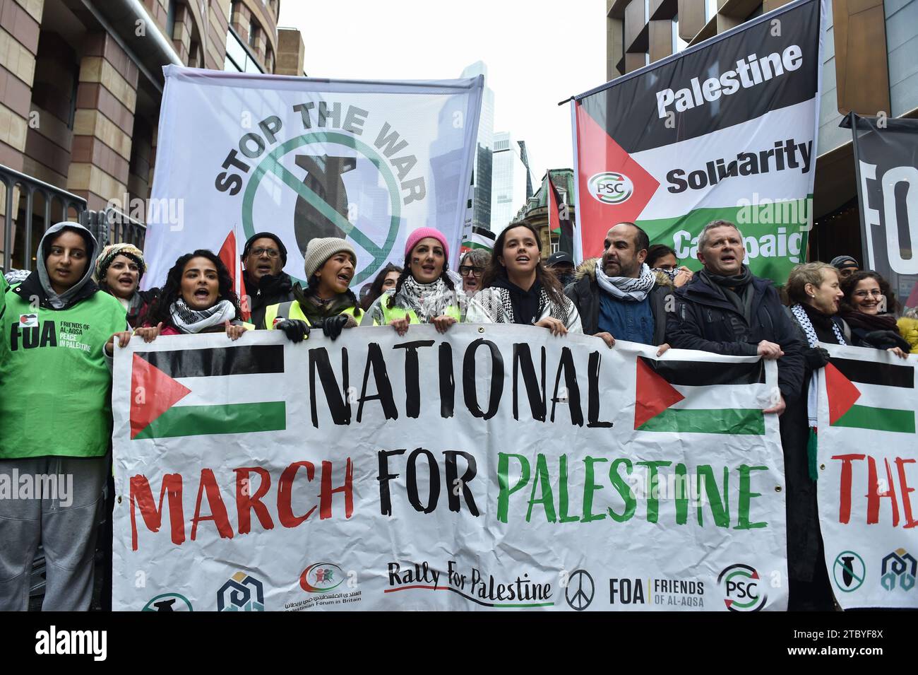 London, England, Großbritannien. Dezember 2023. Demonstranten versammelten sich in der Bank Junction, London, als Teil des National March for Palestine, um für einen vollständigen Waffenstillstand und ein sofortiges Ende des Krieges in Gaza zu plädieren. Die von der Palästinensischen Solidaritätskampagne organisierte Demonstration wird von verschiedenen propalästinensischen Gruppen unterstützt, darunter Freunde von Al-Aqsa, Stop the war Coalition und das Palästinensische Forum in Großbritannien. Die Demonstranten marschieren durch das Zentrum Londons und rufen Frieden und Solidarität mit dem palästinensischen Volk auf. Quelle: ZUMA Press, Inc./Alamy Live News Stockfoto