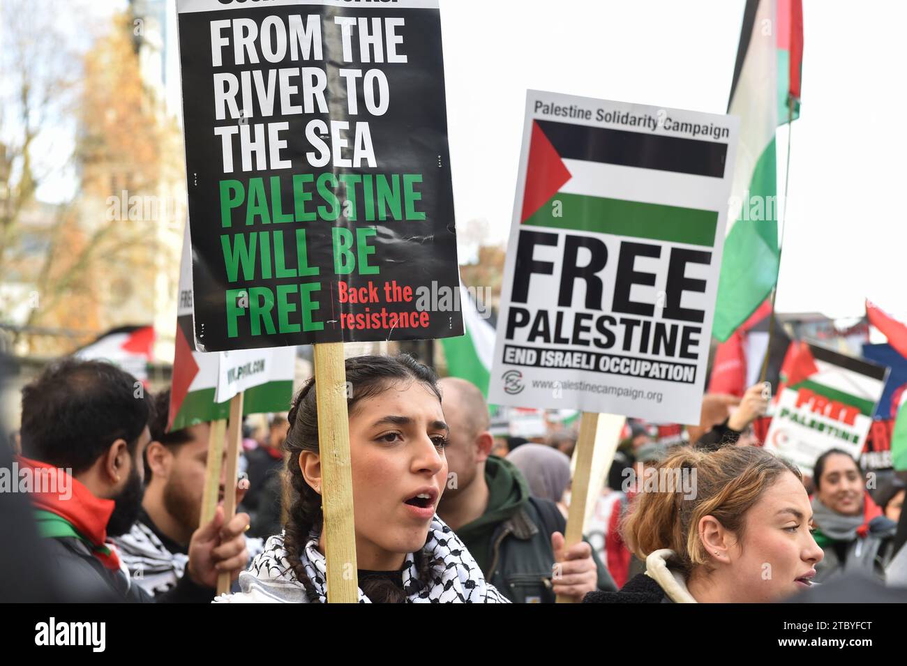 London, England, Großbritannien. Dezember 2023. Der Demonstrant hält ein Plakat bei der Demonstration. Demonstranten versammelten sich in der Bank Junction, London, als Teil des National March for Palestine, um für einen vollständigen Waffenstillstand und ein sofortiges Ende des Krieges in Gaza zu plädieren. Die von der Palästinensischen Solidaritätskampagne organisierte Demonstration wird von verschiedenen propalästinensischen Gruppen unterstützt, darunter Freunde von Al-Aqsa, Stop the war Coalition und das Palästinensische Forum in Großbritannien. Quelle: ZUMA Press, Inc./Alamy Live News Stockfoto