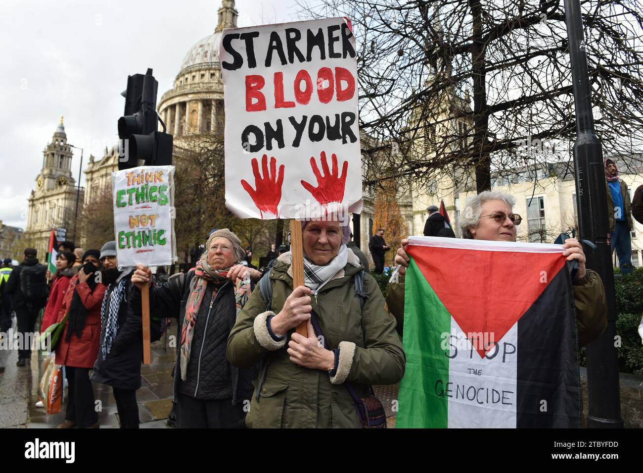 London, England, Großbritannien. Dezember 2023. Demonstranten halten Plakate bei der Demonstration. Demonstranten versammelten sich in der Bank Junction, London, als Teil des National March for Palestine, um für einen vollständigen Waffenstillstand und ein sofortiges Ende des Krieges in Gaza zu plädieren. Die von der Palästinensischen Solidaritätskampagne organisierte Demonstration wird von verschiedenen propalästinensischen Gruppen unterstützt, darunter Freunde von Al-Aqsa, Stop the war Coalition und das Palästinensische Forum in Großbritannien. Quelle: ZUMA Press, Inc./Alamy Live News Stockfoto