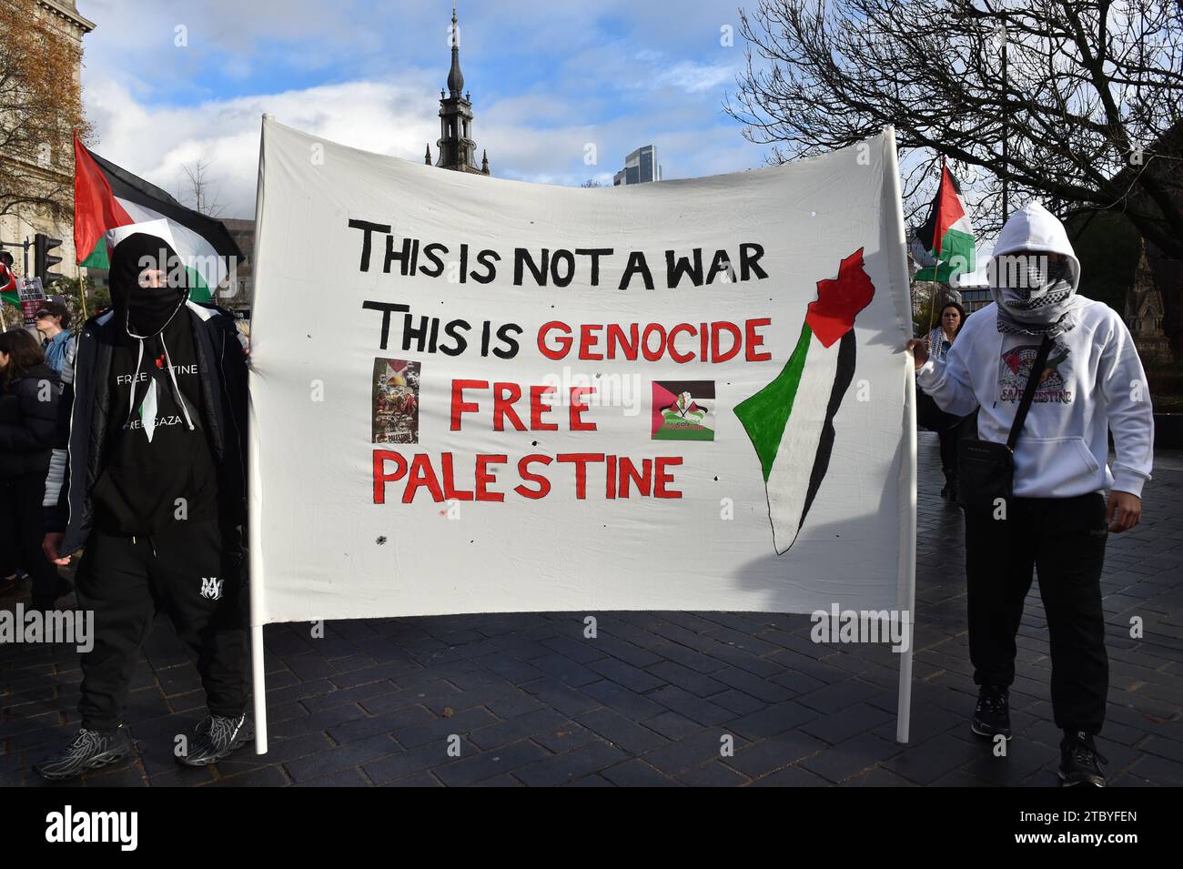 London, England, Großbritannien. Dezember 2023. Demonstranten halten ein Banner bei der Demonstration. Demonstranten versammelten sich in der Bank Junction, London, als Teil des National March for Palestine, um für einen vollständigen Waffenstillstand und ein sofortiges Ende des Krieges in Gaza zu plädieren. Die von der Palästinensischen Solidaritätskampagne organisierte Demonstration wird von verschiedenen propalästinensischen Gruppen unterstützt, darunter Freunde von Al-Aqsa, Stop the war Coalition und das Palästinensische Forum in Großbritannien. Quelle: ZUMA Press, Inc./Alamy Live News Stockfoto