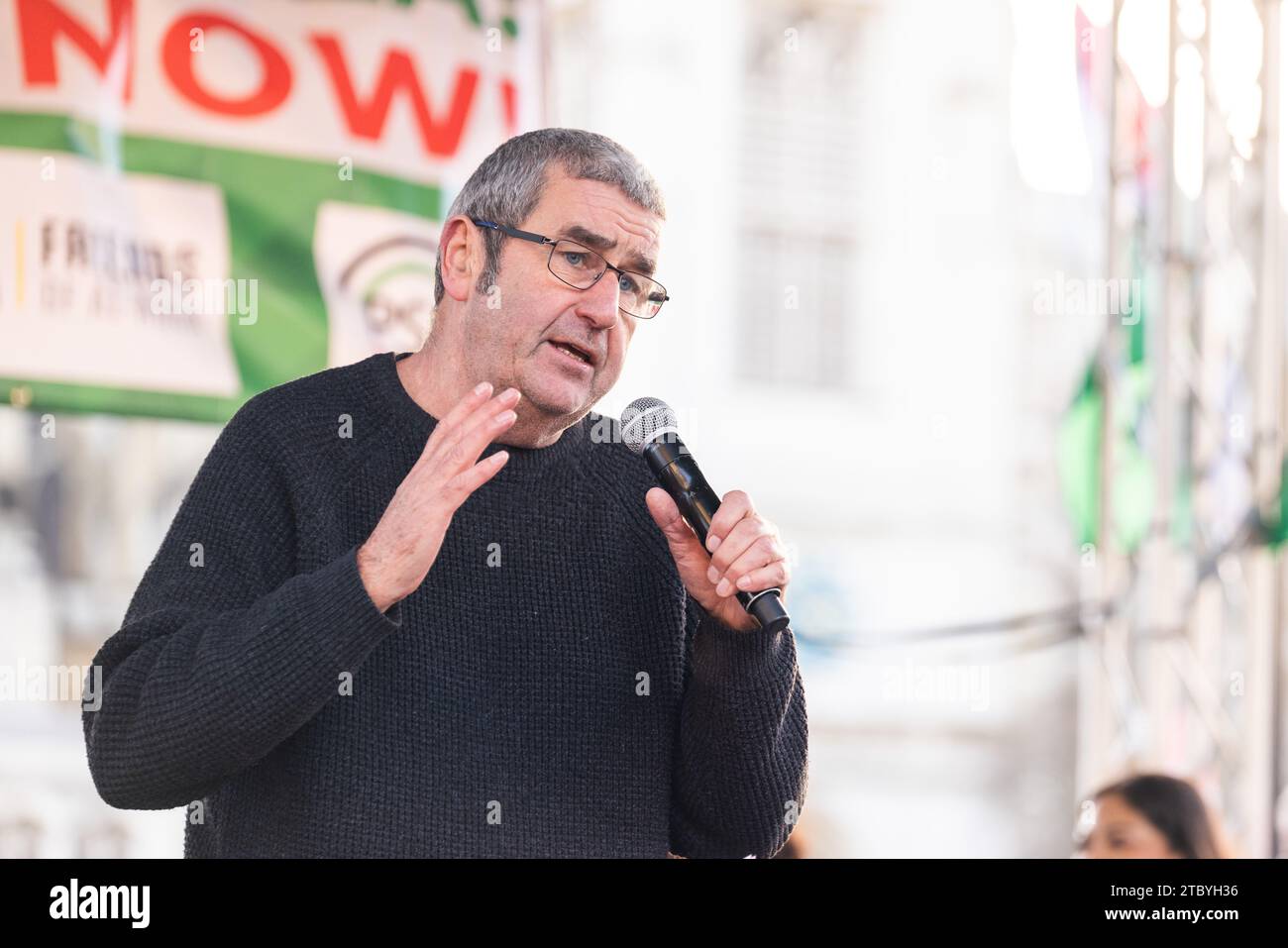 London Großbritannien. DEZEMBER 2023. Alex Kenny (Stop the war) spricht auf dem Parlamentsplatz beim Nationalmarsch für Palästina. Credit Milo Chandler/Alamy Live News Stockfoto