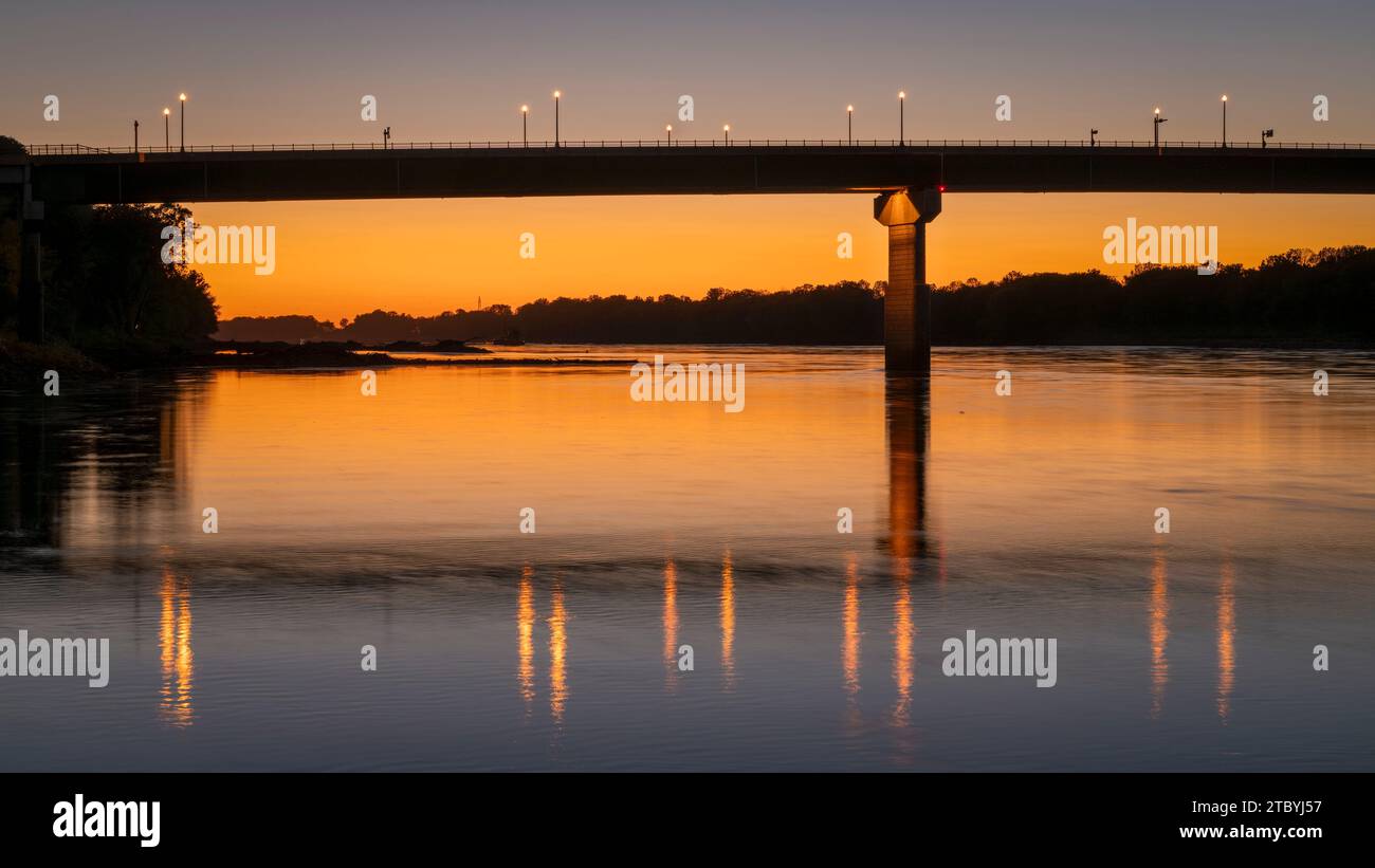 Silhouette der Brücke über den Missouri River bei Hermann, MO, nach Sonnenuntergang Stockfoto