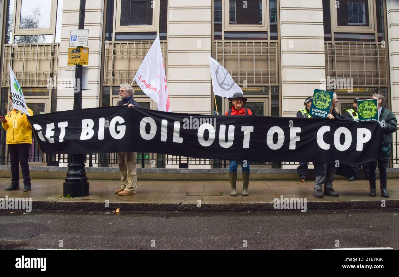 London, Großbritannien. Dezember 2023. Klimaaktivisten versammelten sich vor dem Hauptquartier von BP in Zentral-London, um gegen die Übernahme der COP28 durch Ölkonzerne zu protestieren und für Klimagerechtigkeit zu plädieren. Quelle: Vuk Valcic/Alamy Live News Stockfoto