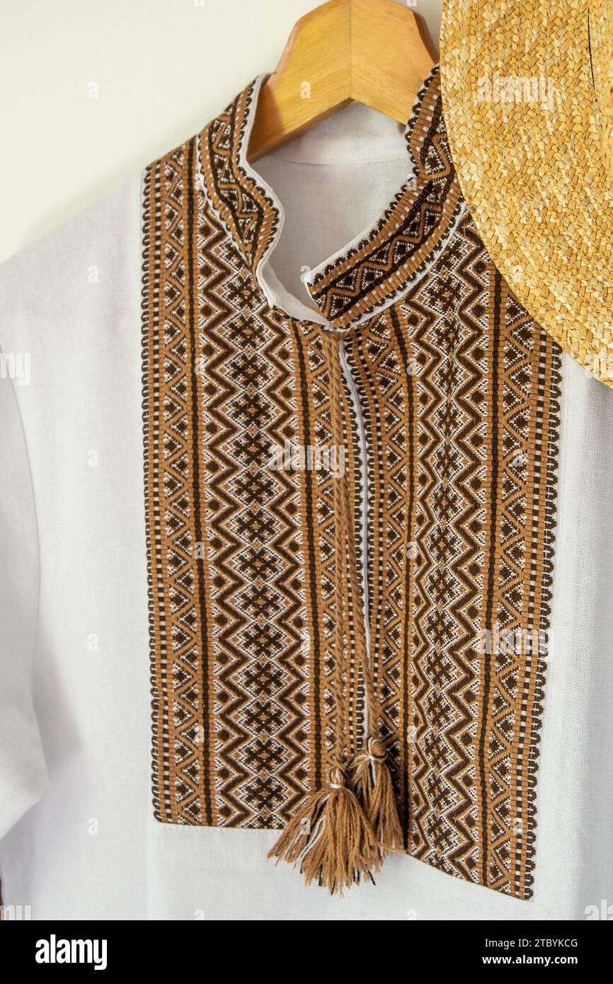 Ukrainisches Hemd mit Stickerei. Braunes Beige und weißer schwarzer Hintergrund. Vyshyvanka Symbol der Ukraine. Kreuzstitmuster. Ukrainischer Nationalstich. Traditionelle Kleidung. Stockfoto