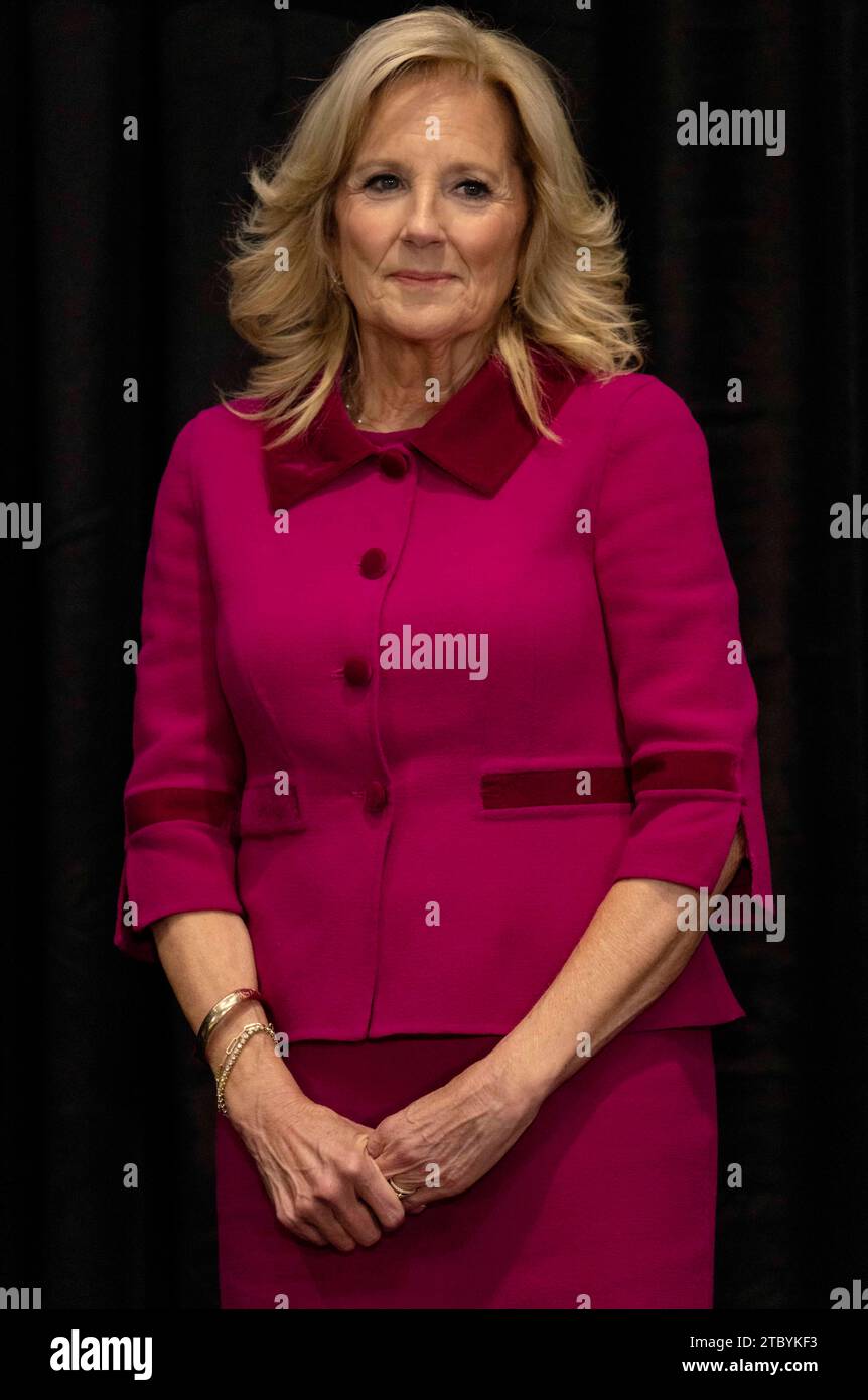 Los Angeles, Kalifornien, USA. Dezember 2023. Nach einer Tour durch das Barbra Streisand Women's Heart Center und das Smidt Heart Institute am Cedars-Sinai Medical Center bietet First Lady Dr. JILL BIDEN Anmerkungen an. (Credit Image: © Brian Cahn/ZUMA Press Wire) NUR REDAKTIONELLE VERWENDUNG! Nicht für kommerzielle ZWECKE! Quelle: ZUMA Press, Inc./Alamy Live News Stockfoto