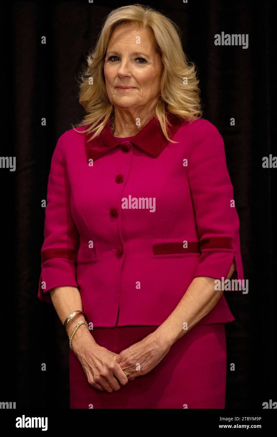 Los Angeles, Kalifornien, USA. Dezember 2023. Nach einer Tour durch das Barbra Streisand Women's Heart Center und das Smidt Heart Institute am Cedars-Sinai Medical Center bietet First Lady Dr. JILL BIDEN Anmerkungen an. (Credit Image: © Brian Cahn/ZUMA Press Wire) NUR REDAKTIONELLE VERWENDUNG! Nicht für kommerzielle ZWECKE! Quelle: ZUMA Press, Inc./Alamy Live News Stockfoto