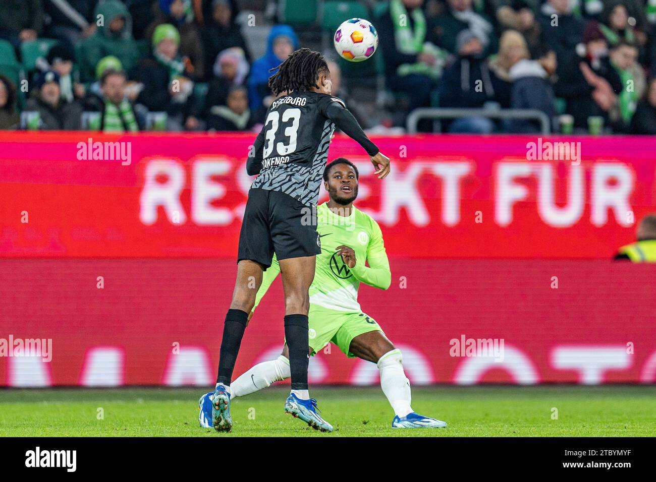 Wolfsburg, Deutschland. Dezember 2023. Noah Weisshaupt (SC Freiburg, #33) Ridle Baku (VfL Wolfsburg, #20) VfL Wolfsburg vs. SC Freiburg, Fussball, Bundesliga, 14.Spieltag 09.12.2023 DFL-VORSCHRIFTEN VERBIETEN JEDE VERWEIGERUNG VON FOTOS ALS BILDSEQUENZEN UND/ODER QUASI-VIDEO Foto: Eibner-Pressefoto/Bahho Kara Credit: dpa/Alamy Live News Stockfoto