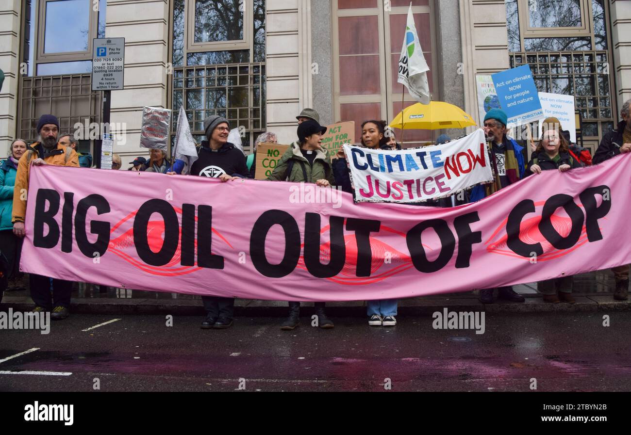 London, England, Großbritannien. Dezember 2023. Klimaaktivisten versammelten sich vor dem Hauptquartier von BP in Zentral-London, um gegen die Übernahme der COP28 durch Ölkonzerne zu protestieren und für Klimagerechtigkeit zu plädieren. (Kreditbild: © Vuk Valcic/ZUMA Press Wire) NUR REDAKTIONELLE VERWENDUNG! Nicht für kommerzielle ZWECKE! Stockfoto