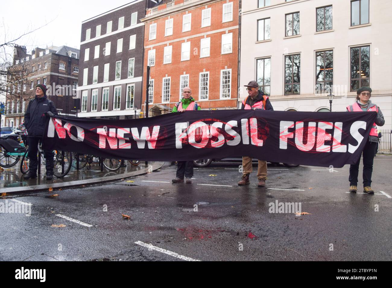 London, England, Großbritannien. Dezember 2023. Klimaaktivisten versammelten sich vor dem Hauptquartier von BP in Zentral-London, um gegen die Übernahme der COP28 durch Ölkonzerne zu protestieren und für Klimagerechtigkeit zu plädieren. (Kreditbild: © Vuk Valcic/ZUMA Press Wire) NUR REDAKTIONELLE VERWENDUNG! Nicht für kommerzielle ZWECKE! Stockfoto