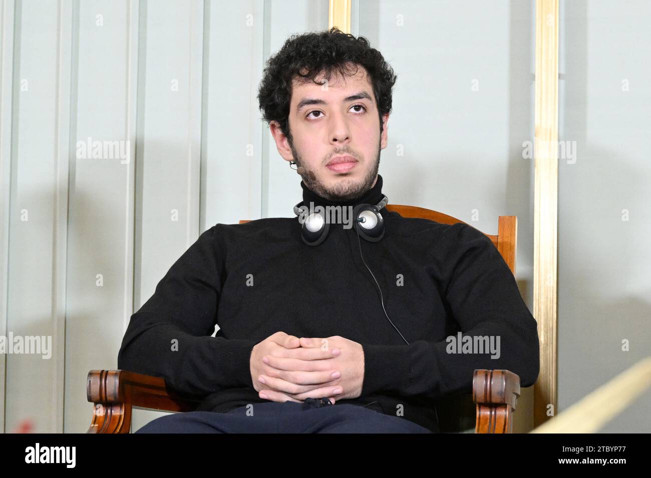 Oslo, Norwegen. Dezember 2023. Ali Rahmani, Sohn des diesjährigen Friedensnobelpreisträgers, des iranischen Menschenrechtsaktivisten Narges Mohammadi (nicht im Bild), nimmt am Samstag, den 9. Dezember 2023, an einer Pressekonferenz im Nobelinstitut in Oslo, Norwegen Teil. Die Friedensnobelpreisträgerin Narges Mohammadi 2023 wird inhaftiert und wird daher durch ihre Familie vertreten. Mohammadi erhält den Friedenspreis für ihren Kampf gegen die Unterdrückung von Frauen im Iran und den Kampf für Menschenrechte und Freiheit für alle. Dezember 2023. Foto: Paul Treadway/ Credit: UPI/Alamy Live News Stockfoto