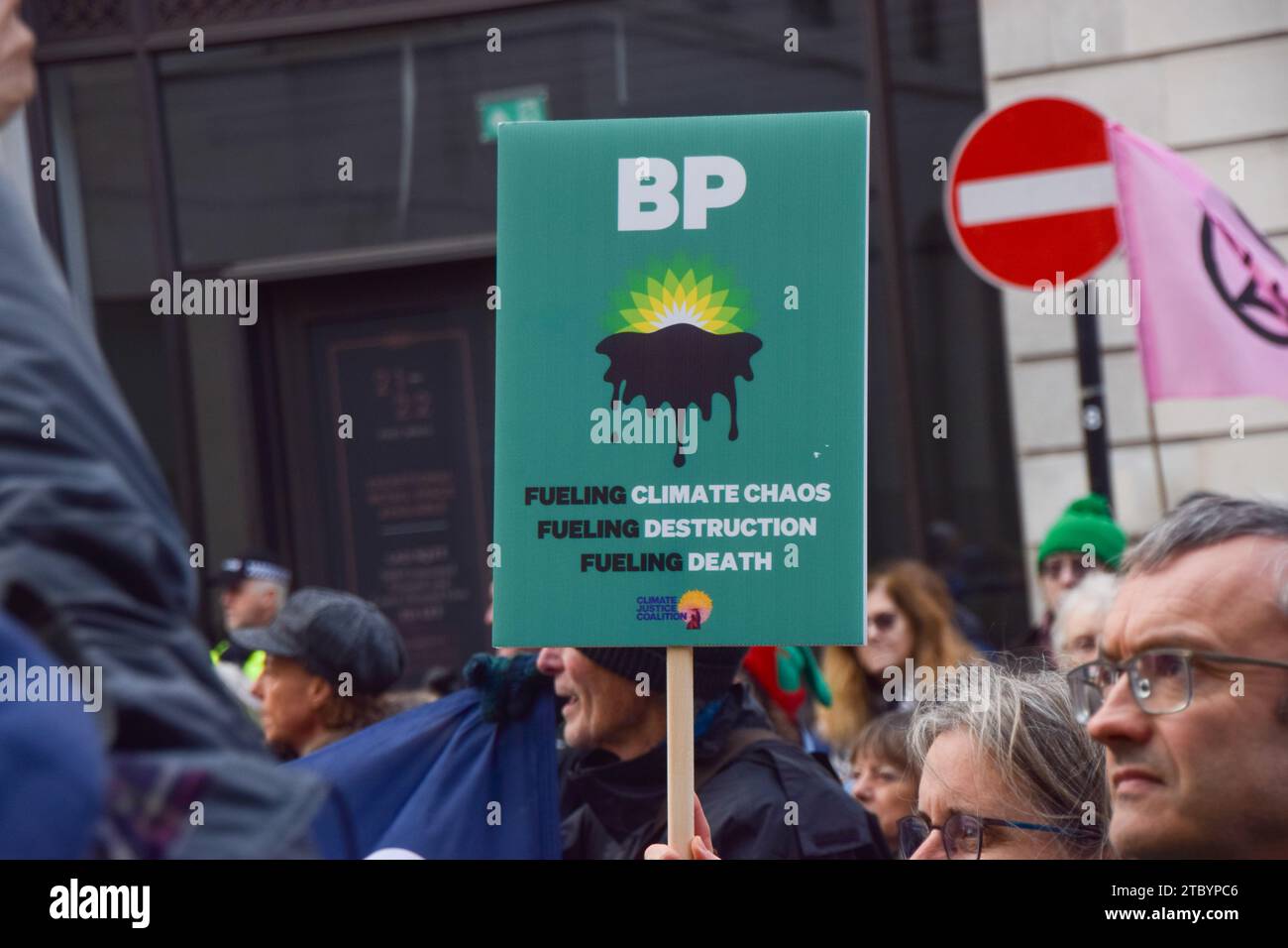 London, England, Großbritannien. Dezember 2023. Klimaaktivisten versammelten sich vor dem Hauptquartier von BP in Zentral-London, um gegen die Übernahme der COP28 durch Ölkonzerne zu protestieren und für Klimagerechtigkeit zu plädieren. (Kreditbild: © Vuk Valcic/ZUMA Press Wire) NUR REDAKTIONELLE VERWENDUNG! Nicht für kommerzielle ZWECKE! Stockfoto