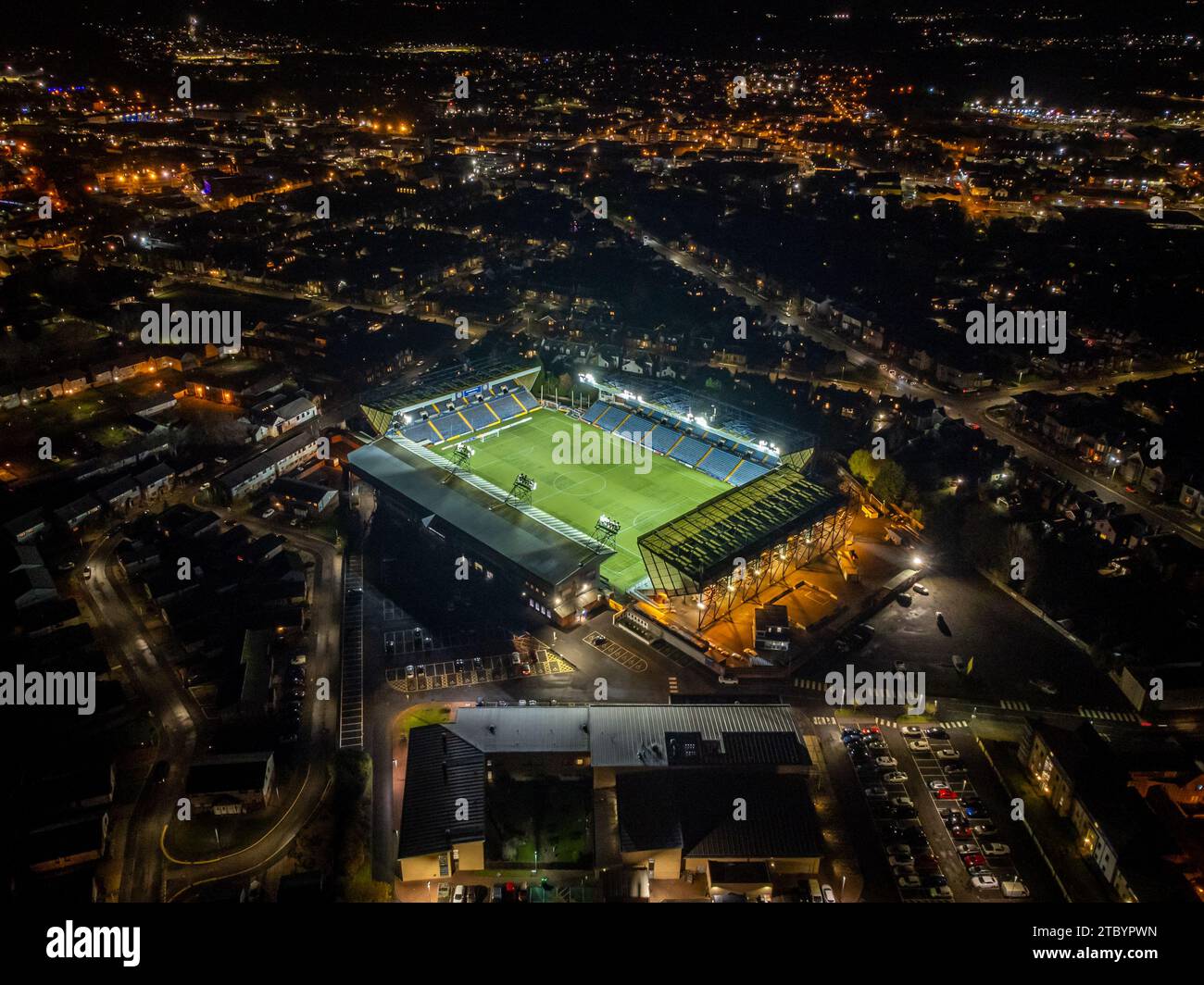 Rugby Park, Heimat des FC Kilmarnock. Aus der Luft gesehen bei eingeschaltetem Flutlicht. Stockfoto