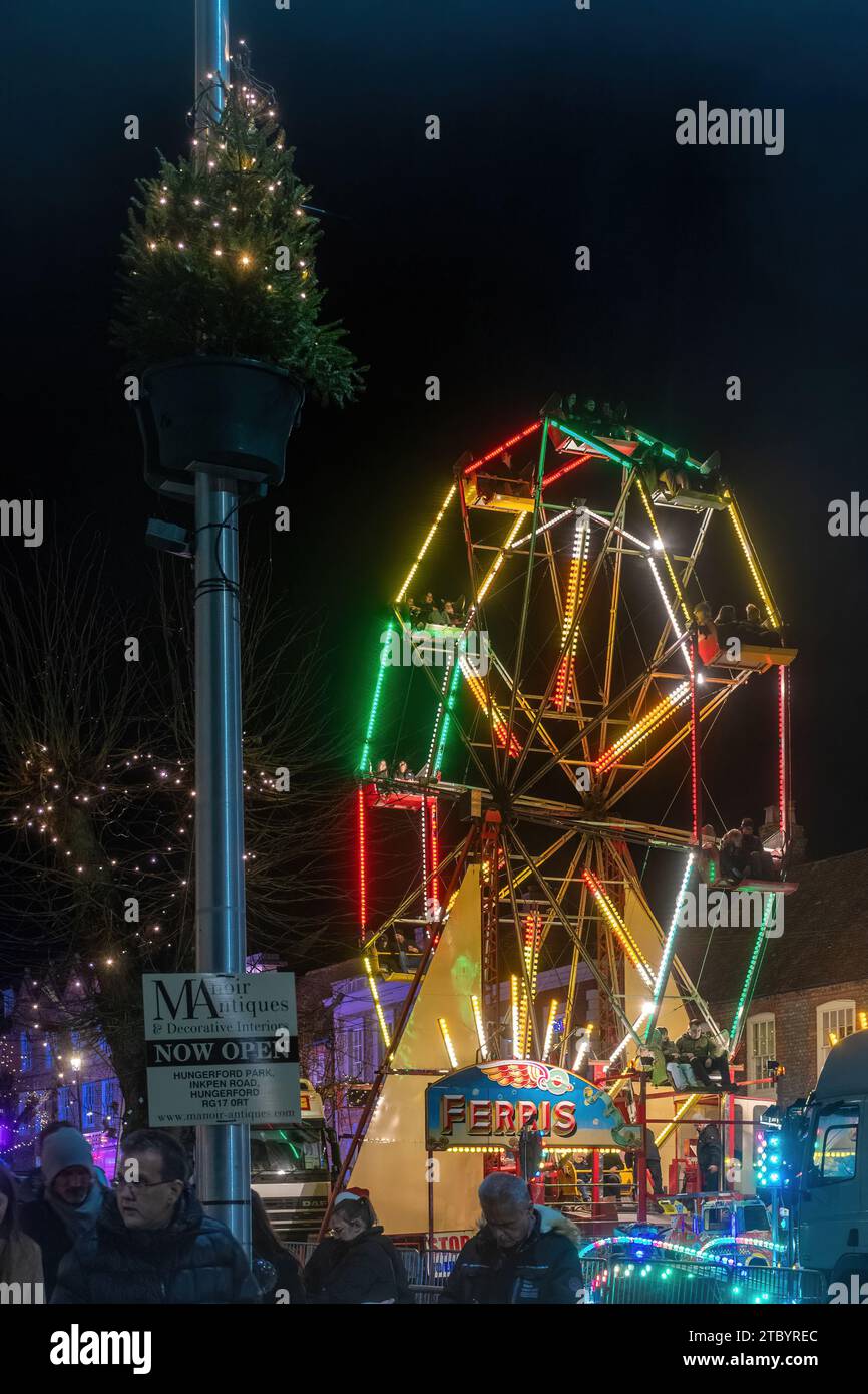 Dezember 2023. Die Hungerford Victorian Extravaganza, eine jährliche Weihnachtsveranstaltung, fand in West Berkshire, England, statt. Der Abend bietet eine Parade mit weihnachtlicher Straßenmesse, festlicher Musik, Speisen und Getränken und Dampfloks. Stockfoto