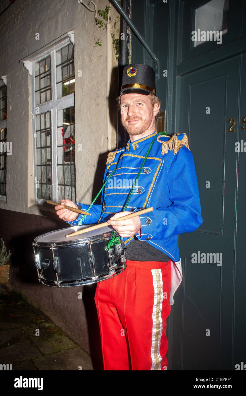 Dezember 2023. Die Hungerford Victorian Extravaganza, eine jährliche Weihnachtsveranstaltung, fand in West Berkshire, England, statt. Der Abend bietet eine Parade mit weihnachtlicher Straßenmesse, festlicher Musik, Speisen und Getränken und Dampfloks. Stockfoto