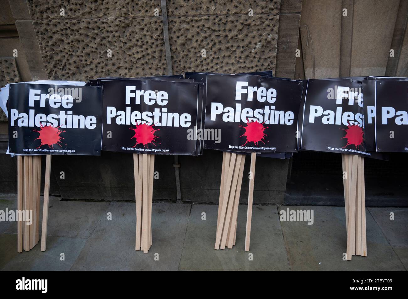 Am 9. Dezember 2023 versammelten sich Menschen um die Bank Junction in London, um einen Waffenstillstand in Gaza zu fordern. "Freies Palästina"-Plakate. Stockfoto