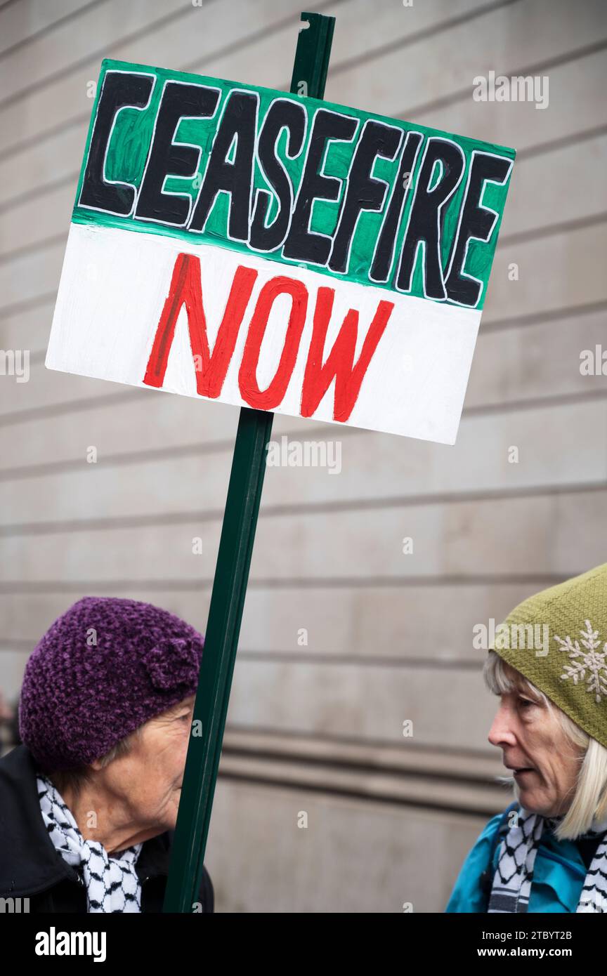 Am 9. Dezember 2023 versammelten sich Menschen um die Bank Junction in London, um einen Waffenstillstand in Gaza zu fordern Stockfoto
