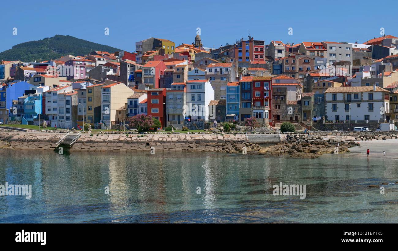Farbenfrohe Häuser in Strandnähe in der Küstenstadt A Guarda, Galicien, Nordwesten Spaniens, Europa Stockfoto