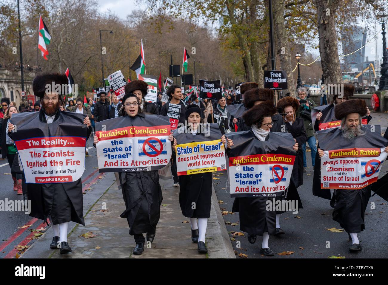 London, Großbritannien. Samstag, 9. Dezember 2023. Eine Gruppe chassidischer jüdischer Demonstranten bei einer palästinensischen Demonstration gegen den Krieg in Gaza. Foto: Richard Gray/Alamy Live News Stockfoto