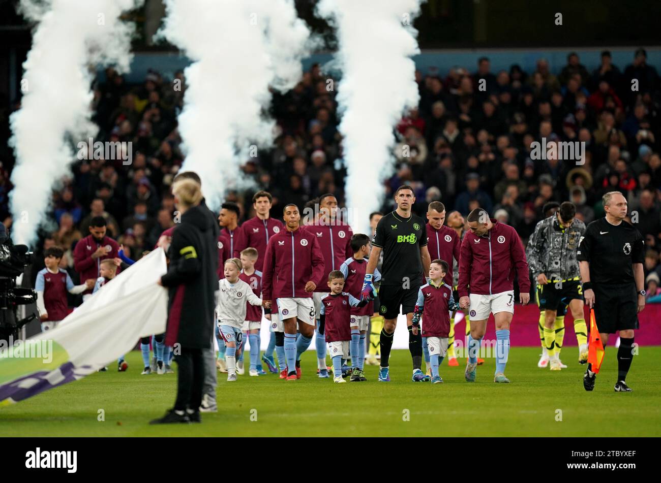 Die Spieler von Aston Villa kommen vor dem Spiel der Premier League im Villa Park in Birmingham auf das Feld. Bilddatum: Samstag, 9. Dezember 2023. Stockfoto