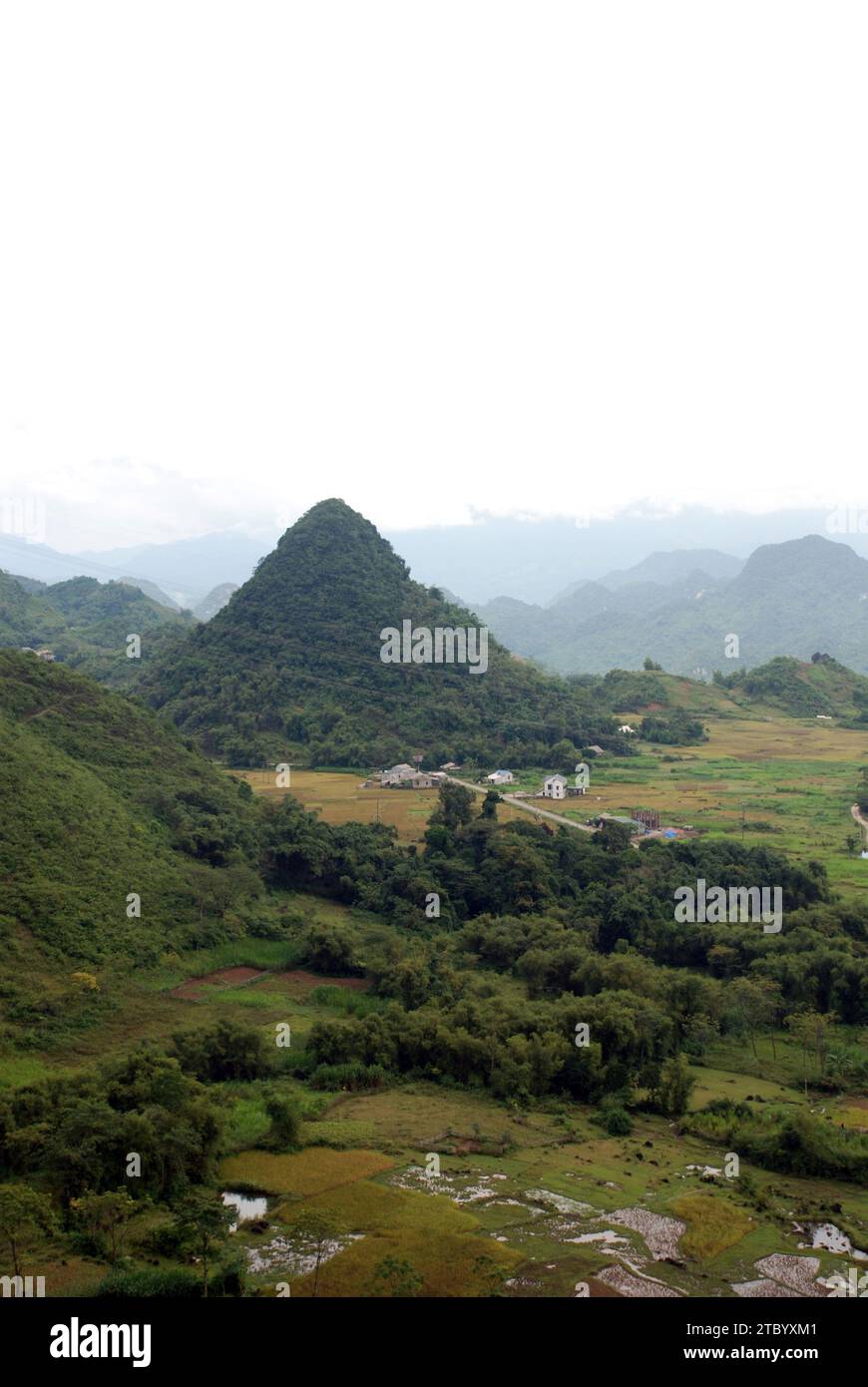Ein kleines Dorf und erntete Reisfelder in den Bergen Nordvietnams Stockfoto