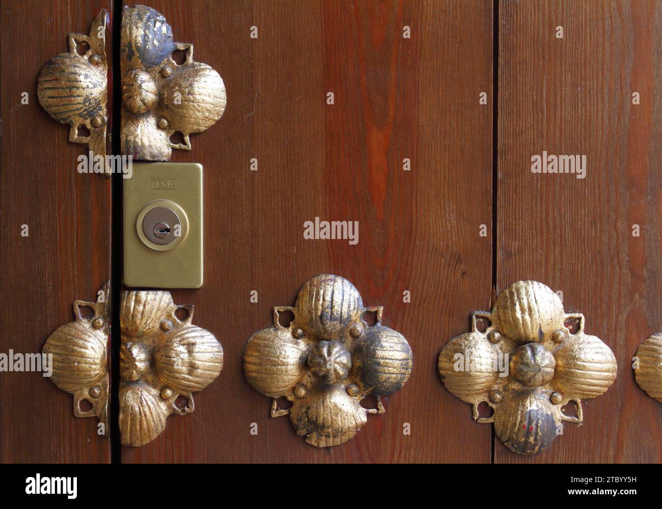 Nahaufnahme alter Türen im historischen Zentrum von Cordoba, Spanien Stockfoto