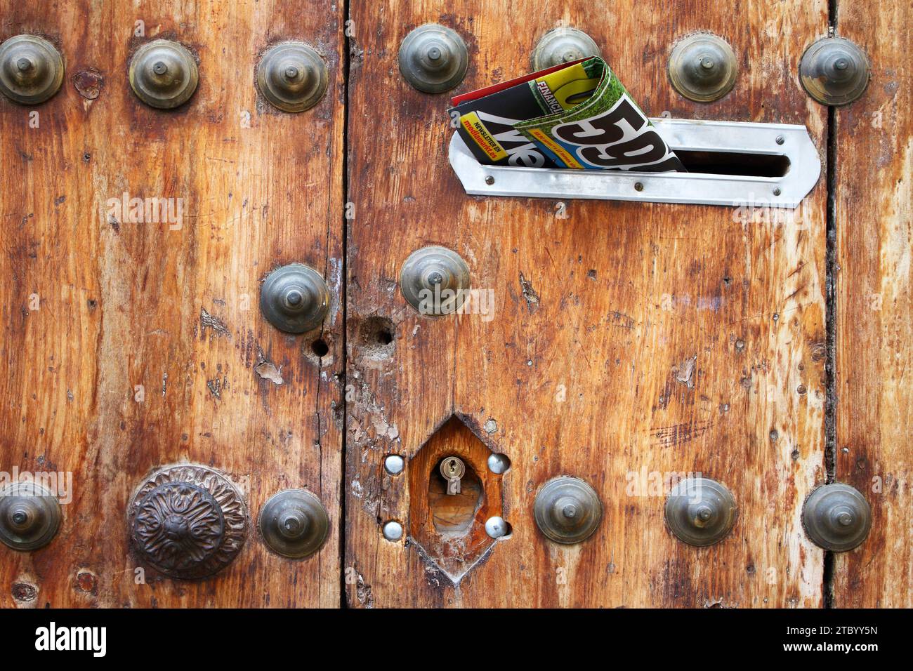 Nahaufnahme alter Türen im historischen Zentrum von Cordoba, Spanien Stockfoto