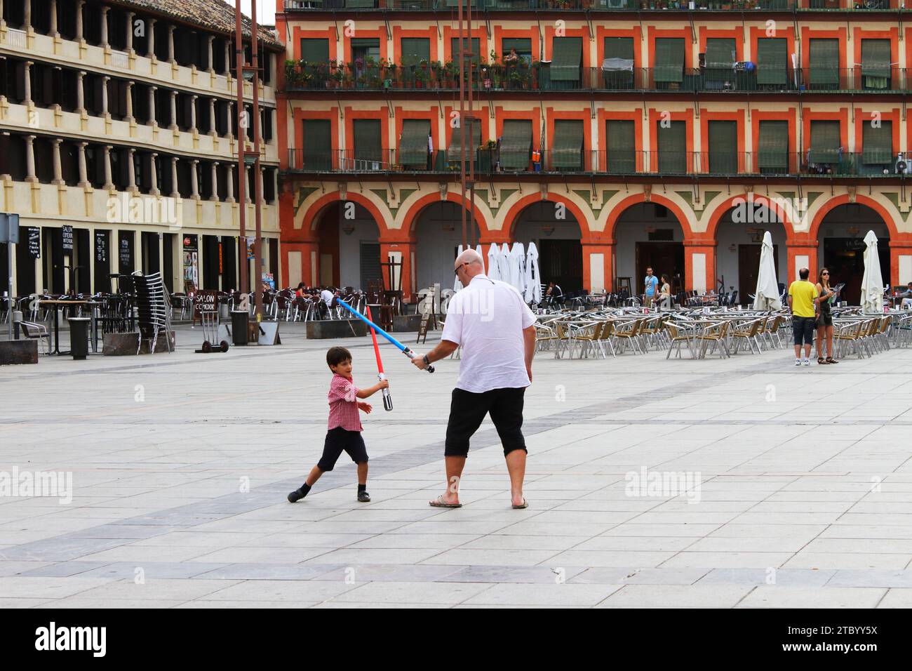 Momente auf den Cordoba-Straßen im historischen Zentrum: Vater und Sohn mit leichten Säbeln Stockfoto