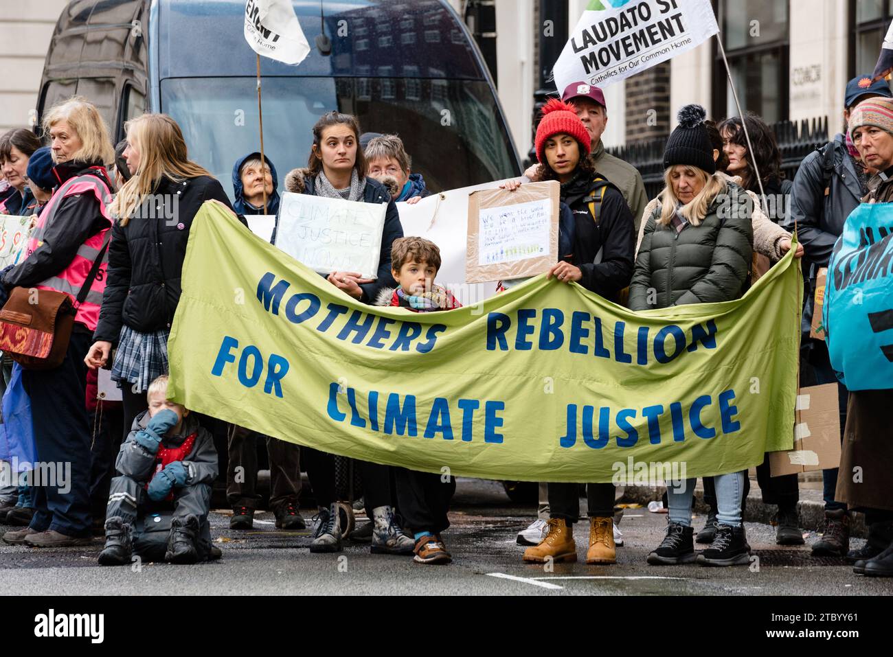 London, Großbritannien. 9. Dezember 2023. Klimaaktivisten marschieren vom BP-Hauptquartier zu BAE Systems für die Kundgebung der Klimagerechtigkeit-Koalition. Anrede: Andrea Domeniconi/Alamy Live News Stockfoto