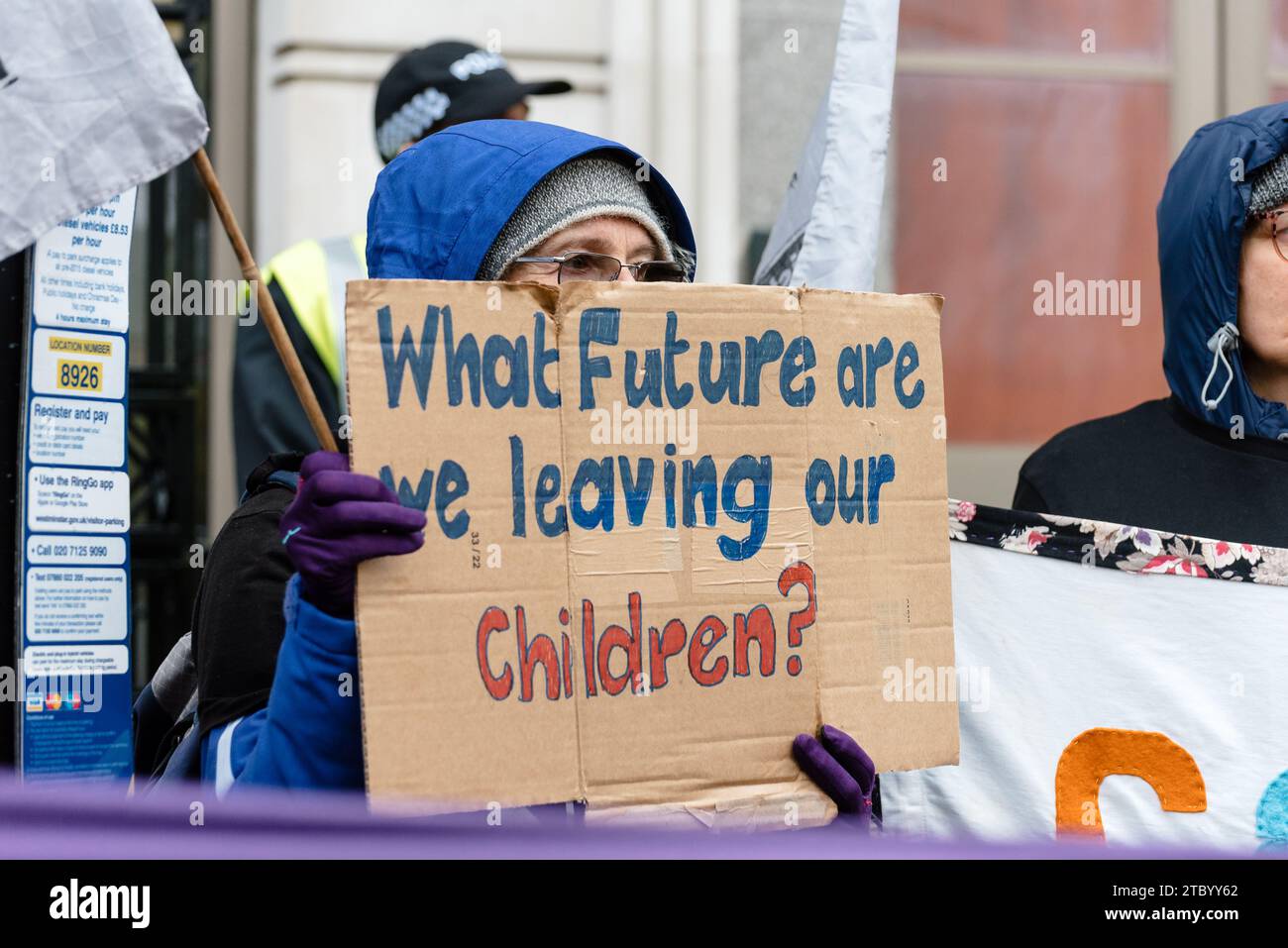 London, Großbritannien. 9. Dezember 2023. Klimaaktivisten marschieren vom BP-Hauptquartier zu BAE Systems für die Kundgebung der Klimagerechtigkeit-Koalition. Anrede: Andrea Domeniconi/Alamy Live News Stockfoto