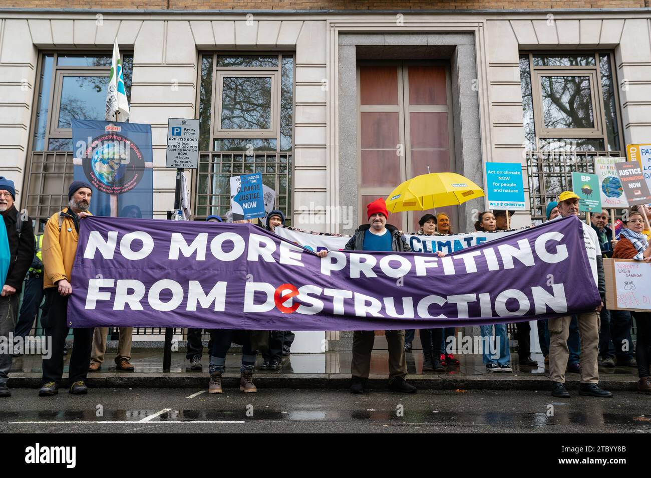 London, Großbritannien. 9. Dezember 2023. Klimaaktivisten marschieren vom BP-Hauptquartier zu BAE Systems für die Kundgebung der Klimagerechtigkeit-Koalition. Anrede: Andrea Domeniconi/Alamy Live News Stockfoto