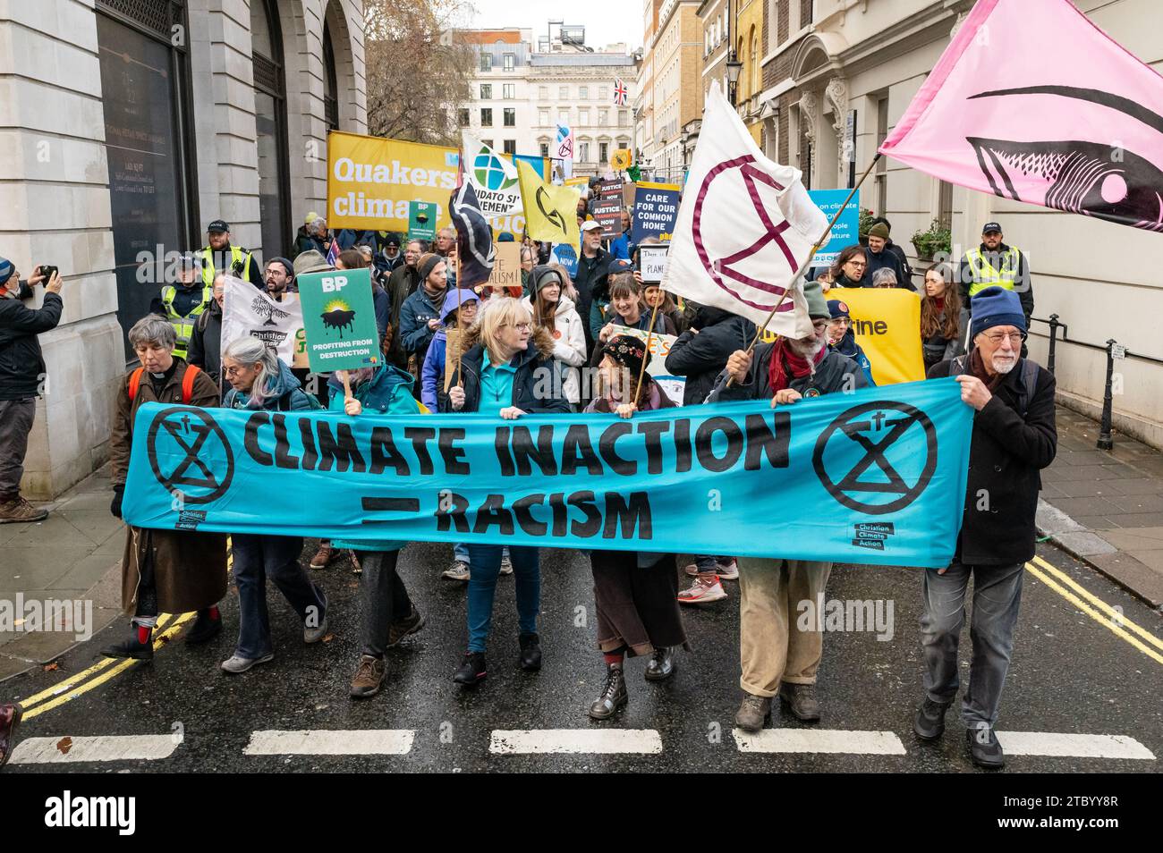 London, Großbritannien. 9. Dezember 2023. Klimaaktivisten marschieren vom BP-Hauptquartier zu BAE Systems für die Kundgebung der Klimagerechtigkeit-Koalition. Anrede: Andrea Domeniconi/Alamy Live News Stockfoto
