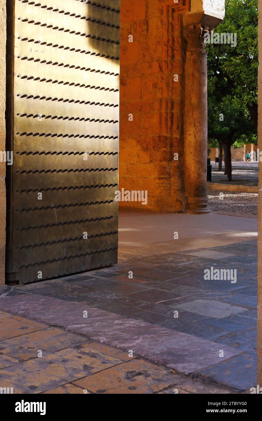 Eines der Metalltore führt zum Orangengarten der Kathedrale von Cordoba Stockfoto