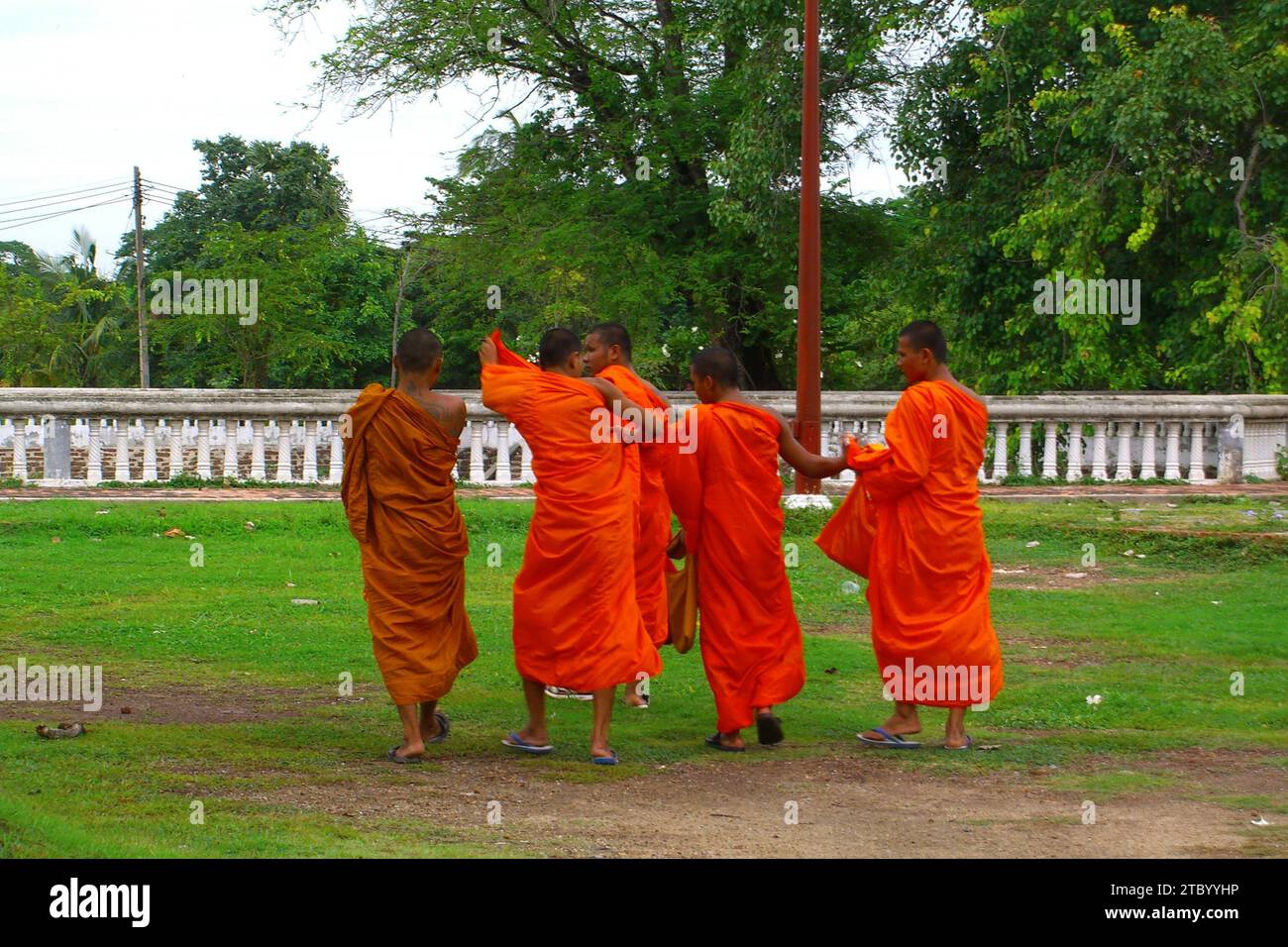 Ayuthaya, Thailand - 05. Juli 2005: Gruppe junger buddhistischer Mönche, die aus dem Wat Phra Mongkhon Bophit in Ayuthaya auswandern. Stockfoto