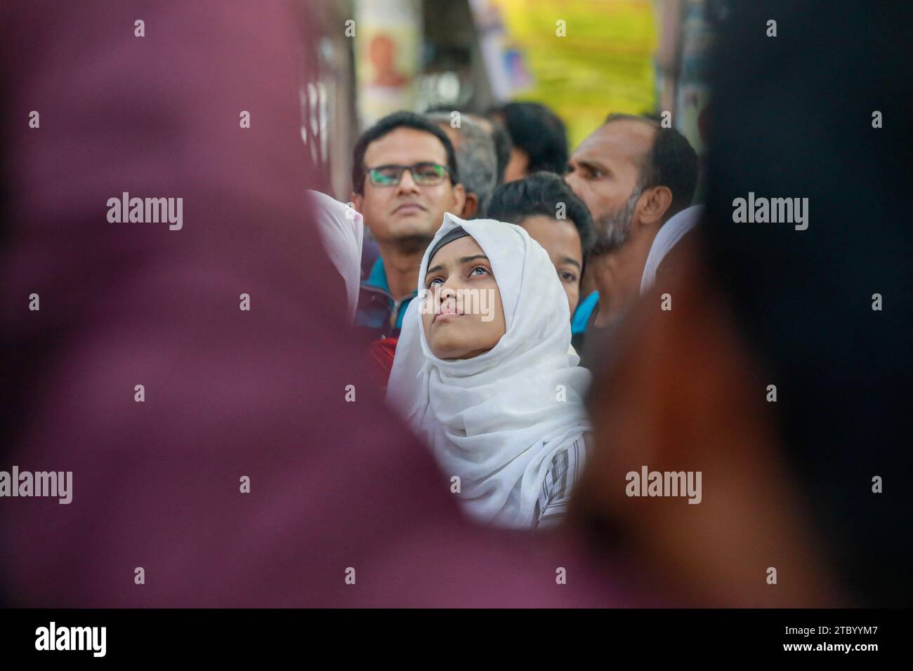 Dhaka, Bangladesch. Dezember 2023. Anisha Islam Insha, 16, Tochter der verschwundenen Ismail Hossen, blickt in den Himmel, als sie am 9. Dezember 2023 in einer menschlichen Kette vor dem National Press Club in Dhaka, Bangladesch, teilnimmt. Die soziale Organisation Mayer Dak organisierte diese Veranstaltung zur Begehung des Menschenrechtstages, der jährlich am 10. Dezember weltweit stattfindet. Foto: Suvra Kanti das/ABACAPRESS.COM Credit: Abaca Press/Alamy Live News Stockfoto