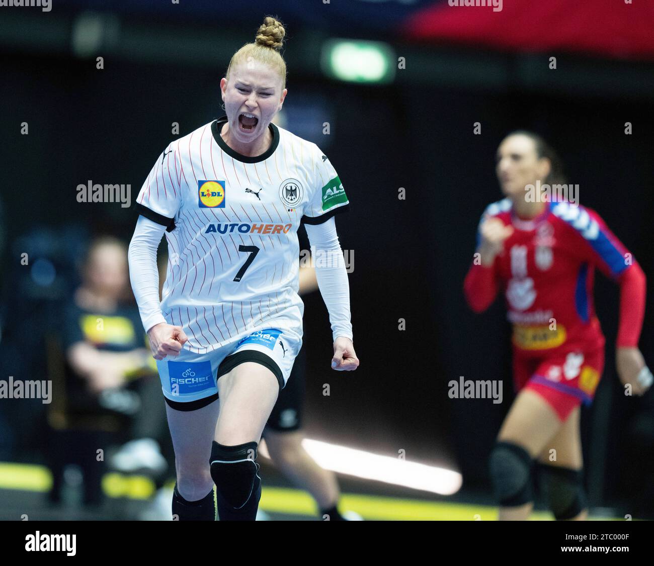 Meike Schmelzer aus Deutschland jubelt während des IHF Handball-WM-Spiels der Frauen zwischen Serbien und Deutschland in der Hauptrunde Gruppe 3 in der Jyske Bank Boxen in Herning Dänemark, Samstag, 9. Dezember. (Foto: Henning Bagger/Ritzau Scanpix) Stockfoto