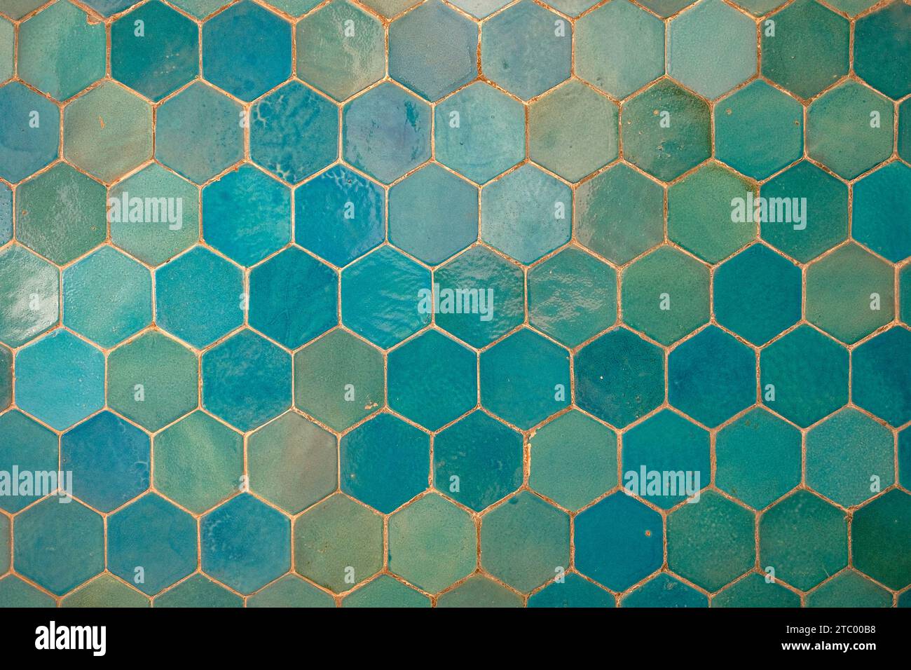 Hintergrund mit blauen Kacheln. Blaue sechseckige Fliesenwand. Stockfoto